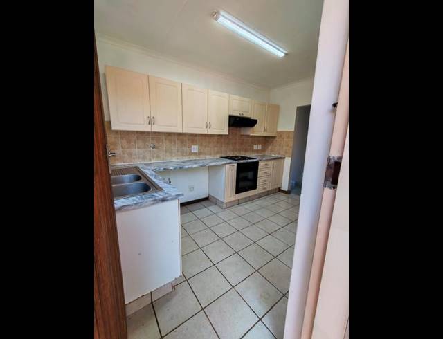 3 BEDROOM TOWNHOUSE FOR SALE IN DORANDIA